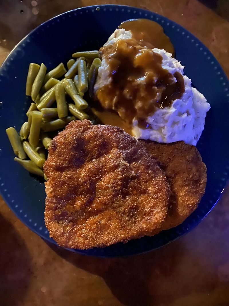 Fried chicken with gravy and green beans