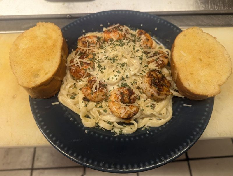 Shrimp scampi with garlic bread